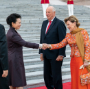 Dronning Sonja hilser på Kinas førstedame, fru Peng Liyuan. Foto: Heiko Junge, NTB scanpix